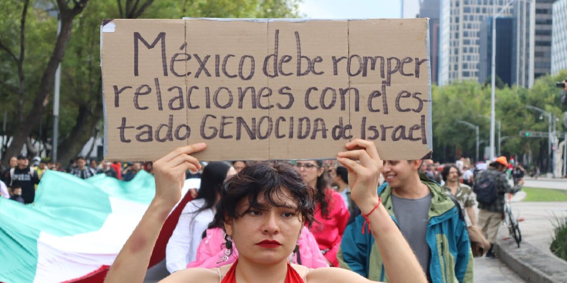 Mujer exige romper relaciones con Israel en marcha CDMX