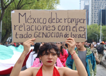 Mujer exige romper relaciones con Israel en marcha CDMX