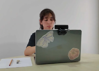 Estudiante concentrada resolviendo su examen de admisión