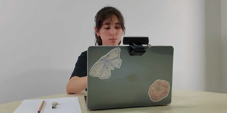 Estudiante concentrada resolviendo su examen de admisión