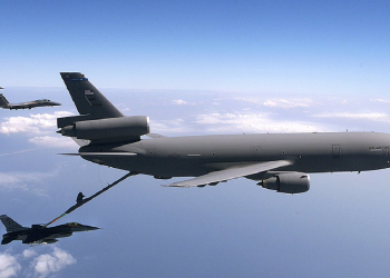 Aviones cisterna de reabastecimiento de EE.UU. en vuelo sobre Europa
