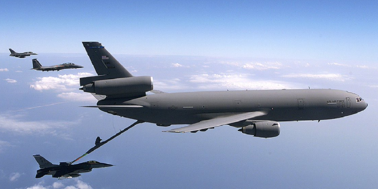 Aviones cisterna de reabastecimiento de EE.UU. en vuelo sobre Europa