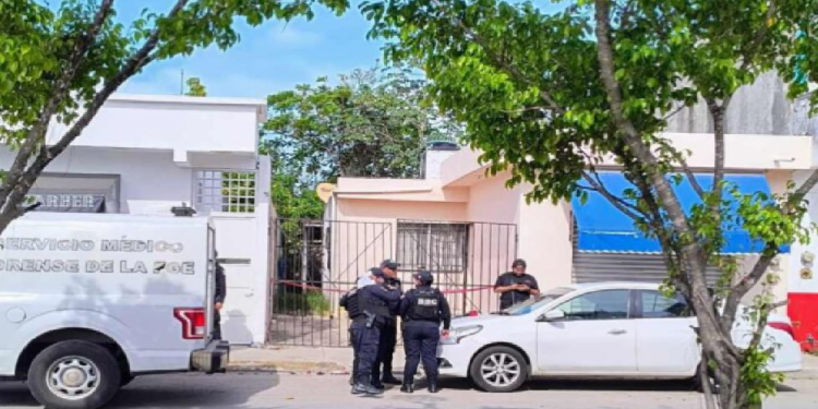 Policías en la escena del hallazgo en Cancun