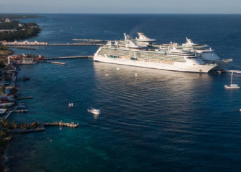 Crucero atracado en un muelle de Cozumel