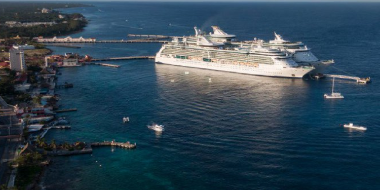 Crucero atracado en un muelle de Cozumel