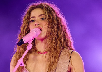 Shakira cantando en uno de sus conciertos