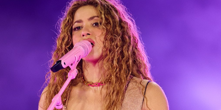 Shakira cantando en uno de sus conciertos