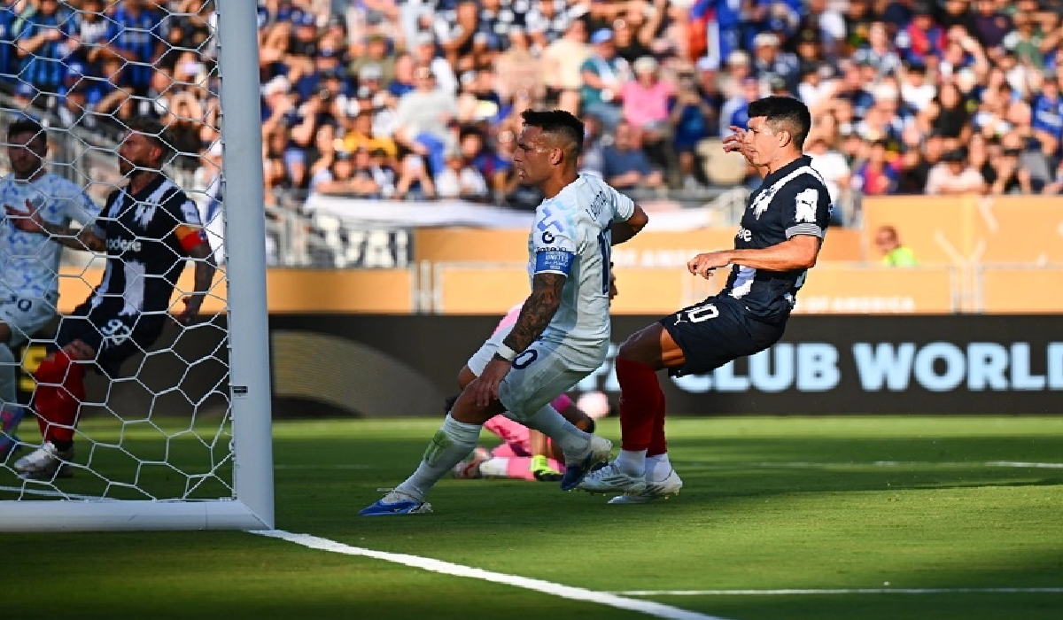 Jugadores de Monterrey e Inter disputando balón en el área