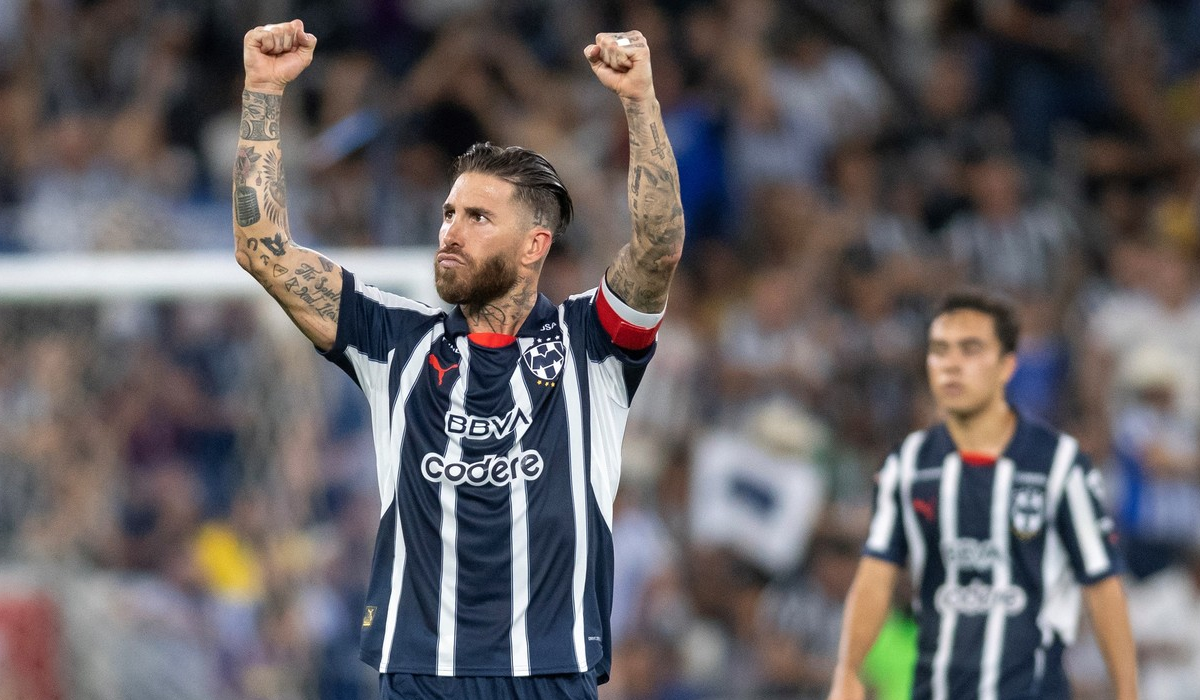 Sergio Ramos celebrando tras anotar gol con Monterrey