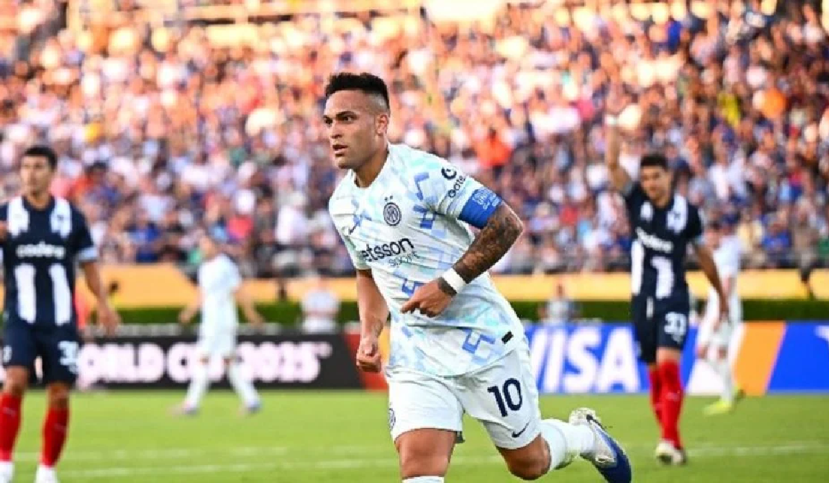 Lautaro Martínez rematando a portería