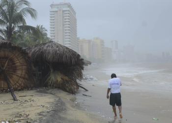 Fuertes lluvias en la costa por huracan Erick