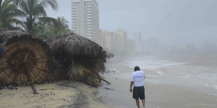 Fuertes lluvias en la costa por huracan Erick