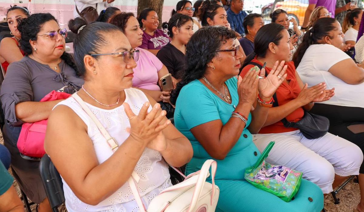 mujeres dando discurso casa de la mujer cancun