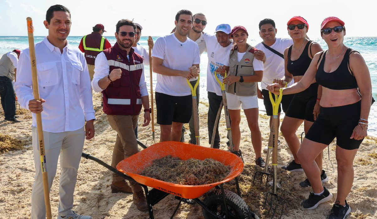 ana paty peralta supervisando limpieza de sargazo cancun