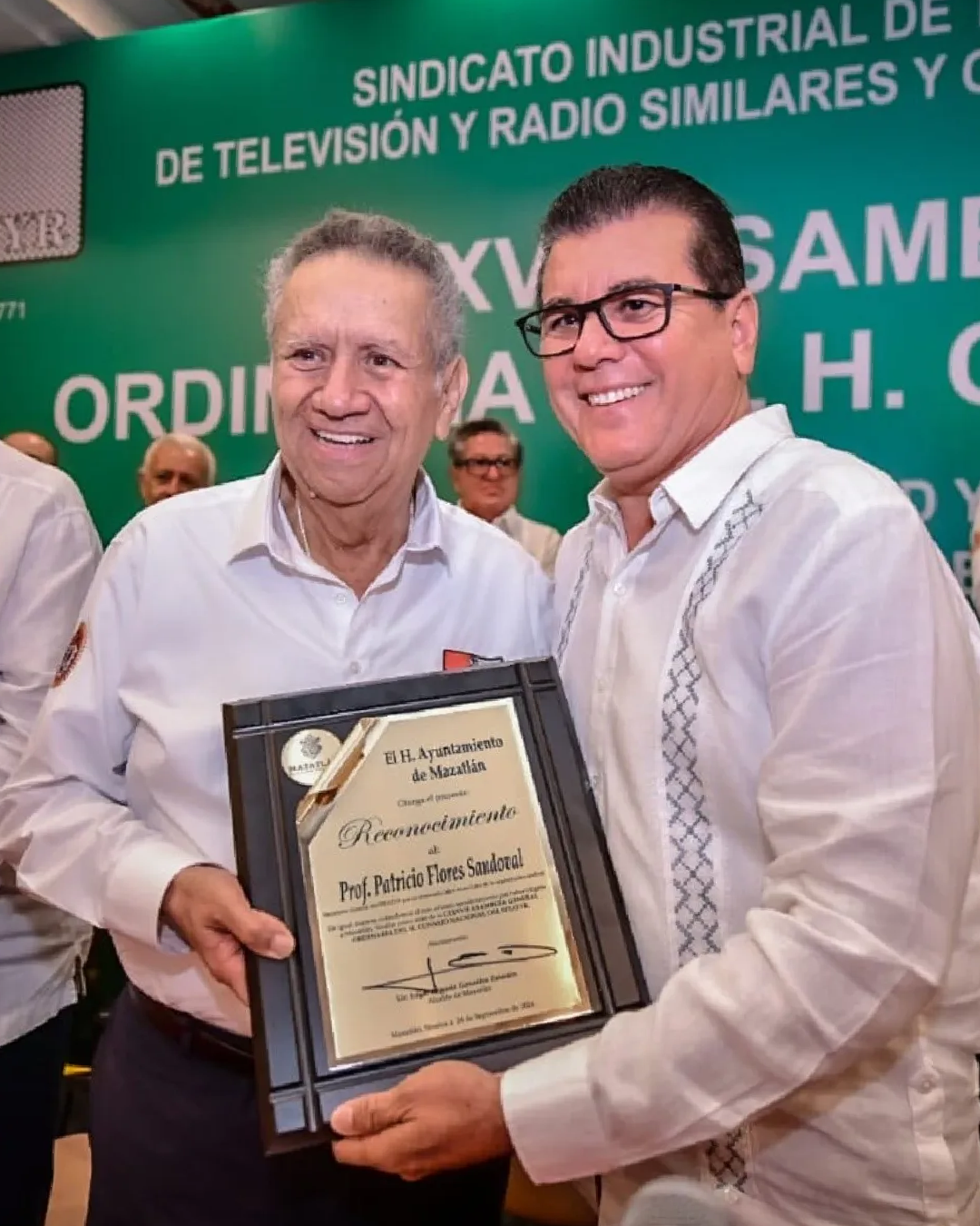Patricio Flores recibiendo reconocimiento en acto público