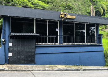 Fachada del bar "Lo Prohibido" clausurado por autoridades de Orizaba