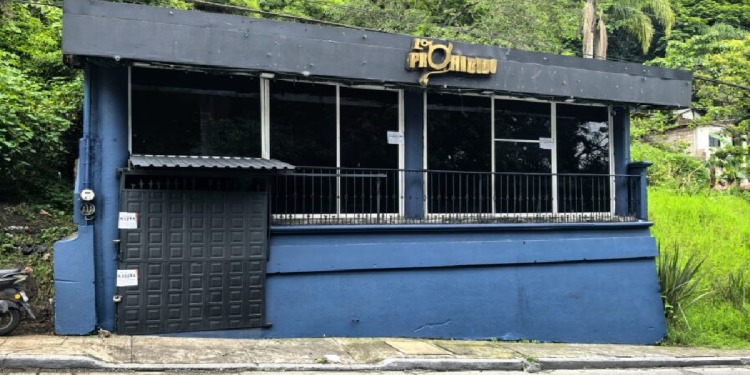 Fachada del bar "Lo Prohibido" clausurado por autoridades de Orizaba