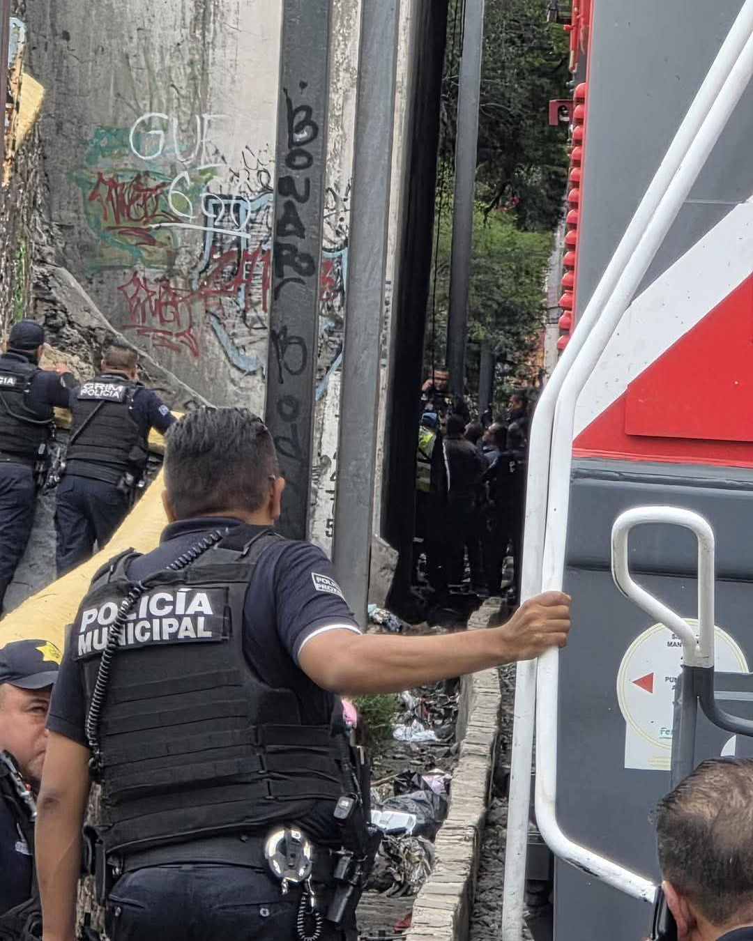 Personal forense realiza peritaje tras arrollamiento de policías en Querétaro