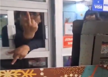 Mujer insultando a trabajador de Oxxo en Puebla durante discusión por venta de alcohol