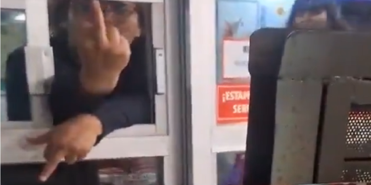 Mujer insultando a trabajador de Oxxo en Puebla durante discusión por venta de alcohol