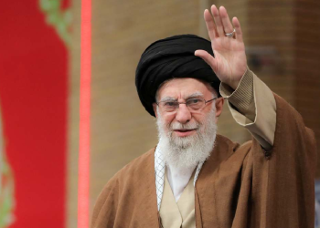 Ali Jamenei saludando a sus seguidores en Teheran