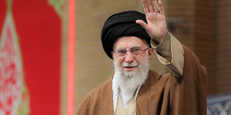 Ali Jamenei saludando a sus seguidores en Teheran