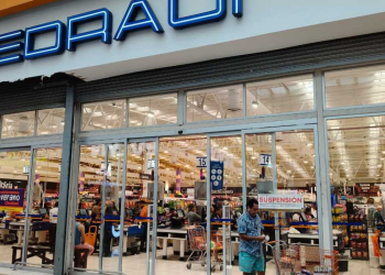 Sellos de suspensión colocados en la entrada principal de Chedraui Playa del Carmen