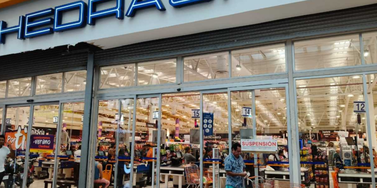 Sellos de suspensión colocados en la entrada principal de Chedraui Playa del Carmen