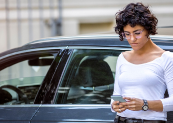 Mujer consultando en una app si un auto es robado