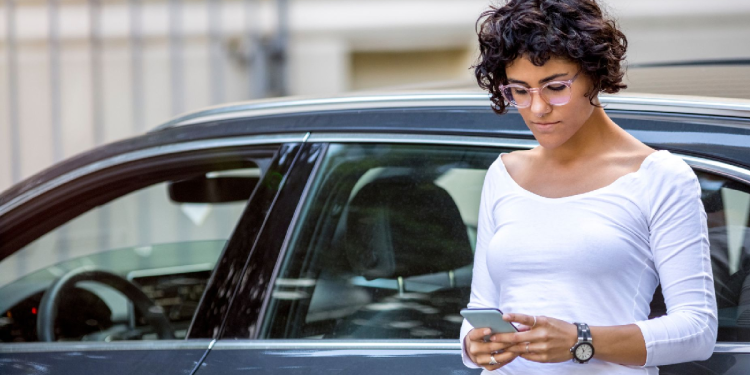 Mujer consultando en una app si un auto es robado