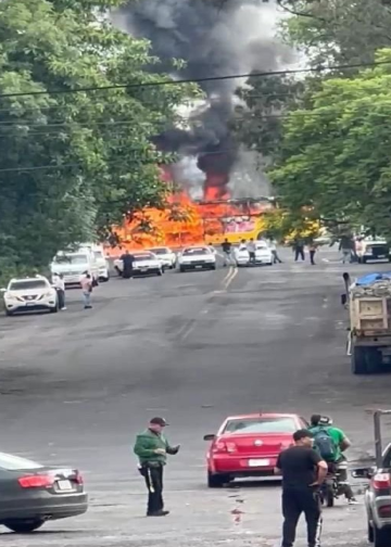 Tienda Oxxo incendiándose en Zitácuaro tras ataque