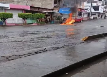 Auto calcinado tras balacera en Zitácuaro