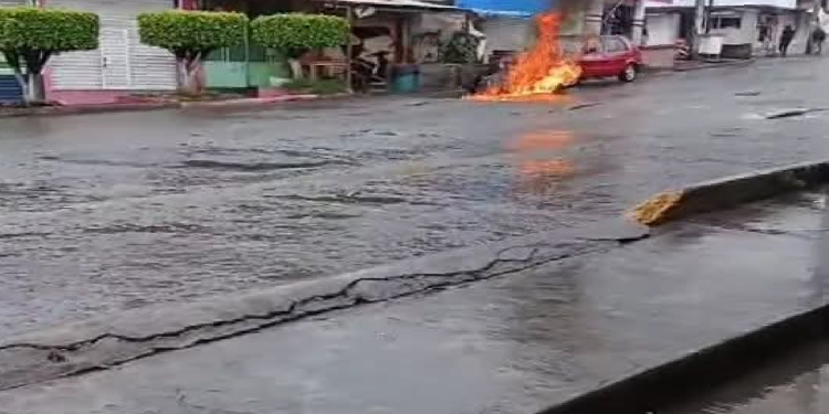 Auto calcinado tras balacera en Zitácuaro