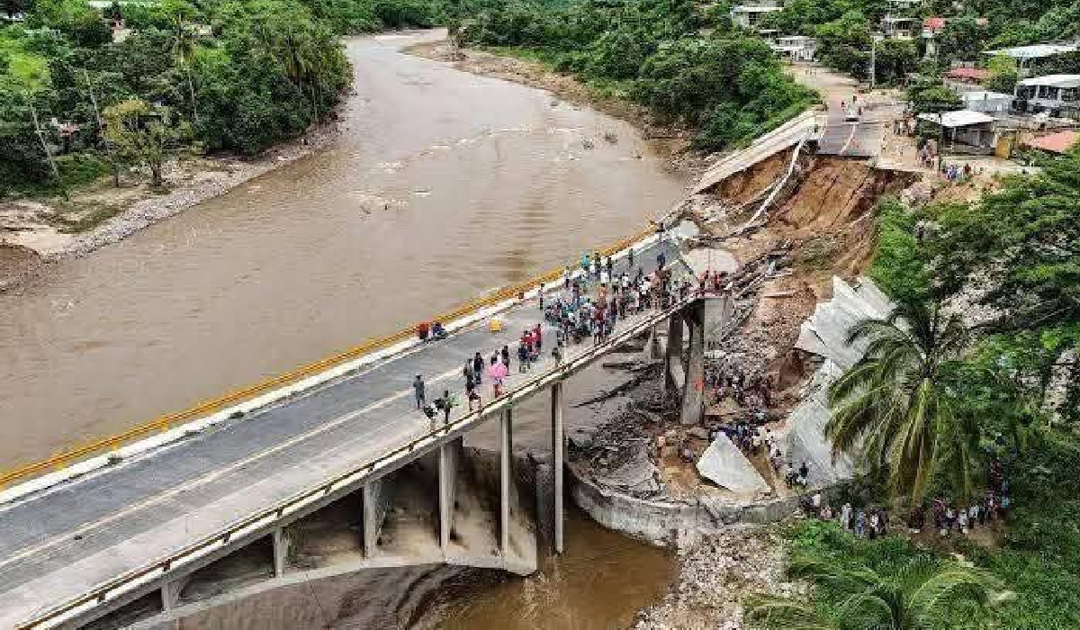 Puente colapsado por lluvias del huracán Erick