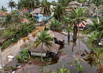 Casas inundadas tras paso del huracán Erick en Oaxaca y Guerrero