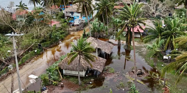 Casas inundadas tras paso del huracán Erick en Oaxaca y Guerrero
