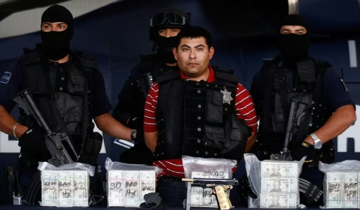 Armas y dinero decomisado al líder de Los Zetas