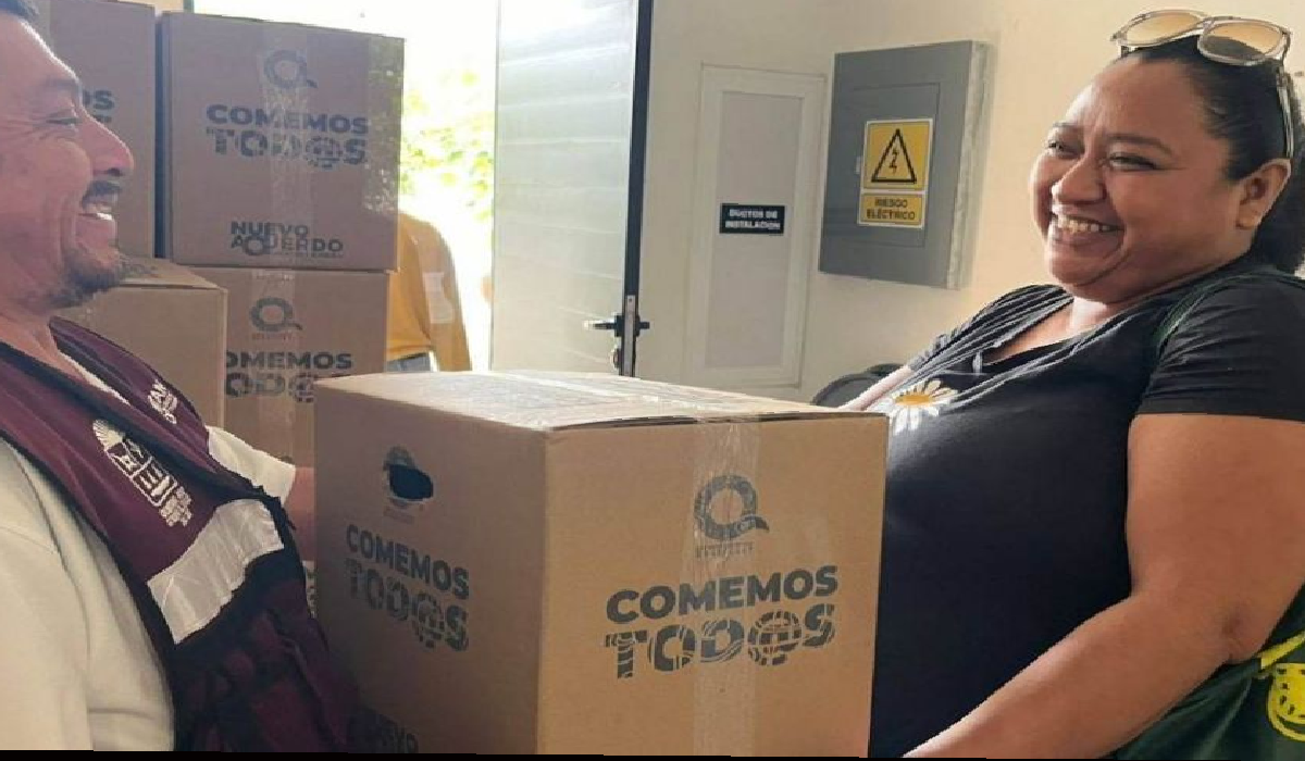 Mujer recibiendo apoyo del Bienestar en Cancún