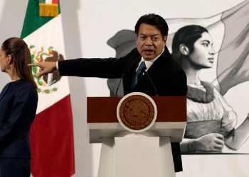 Mario Delgado en conferencia de prensa mañanera hablando sobre cambios en USICAMM 2025