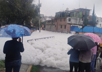 Vecinos observan espuma blanca tras desborde de presa en Naucalpan