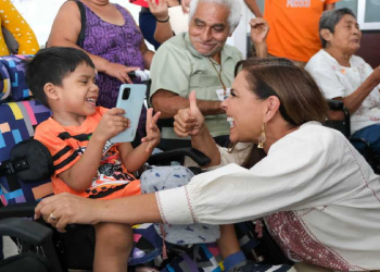Mara Lezama entrega silla de ruedas a niño en el Hospital General de Playa del Carmen