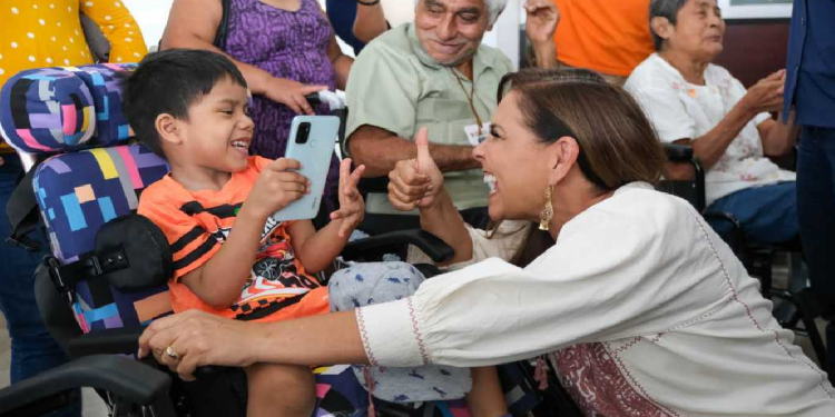 Mara Lezama entrega silla de ruedas a niño en el Hospital General de Playa del Carmen