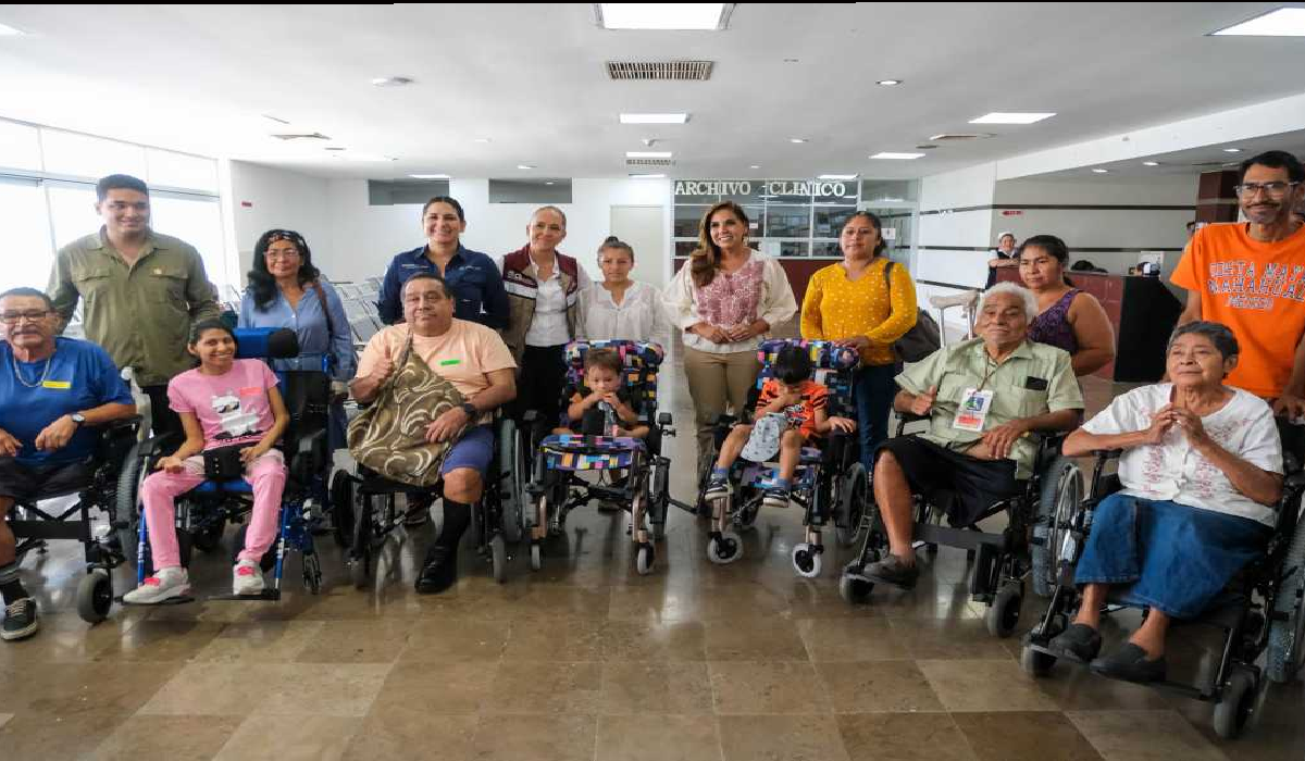 Mara Lezama entrega sillas de ruedas a personas en Playa del Carmen