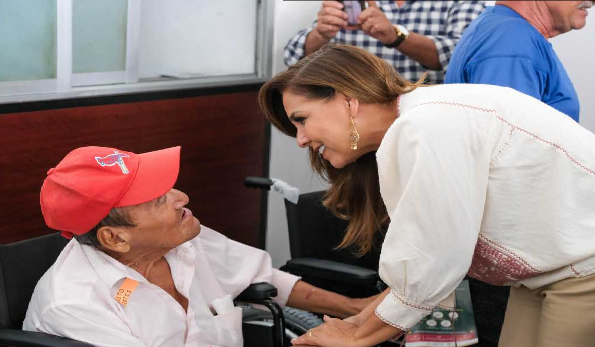 Mara Lezama entrega silla de ruedas a adulto mayor en Playa del Carmen