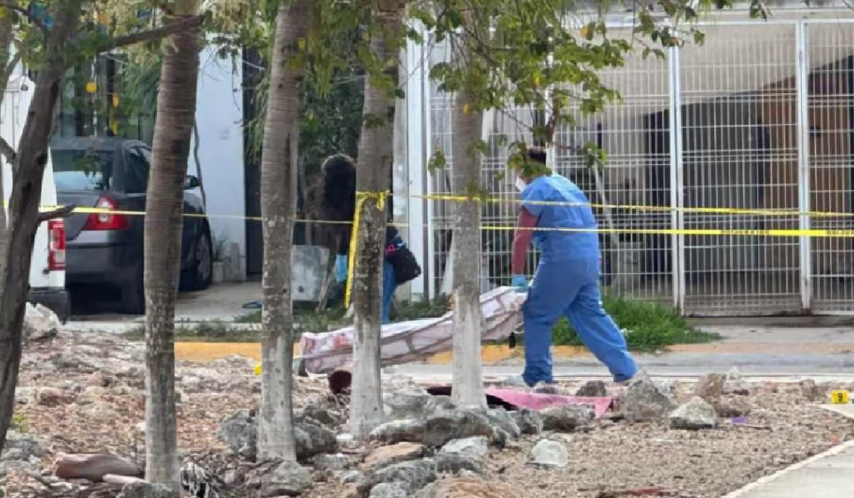 Servicios periciales retirando el cuerpo del policía en Cancún