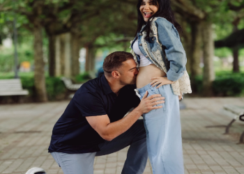 esposo de Martha Higareda besa su panza de embarazo