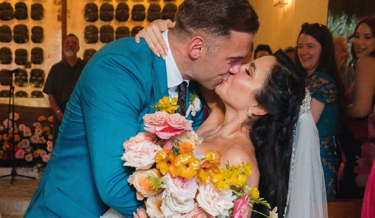 Martha Higareda y Lewis Howes se besan en su boda
