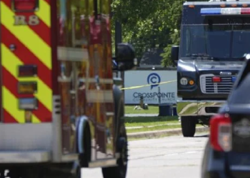 utos de autoridades afuera de iglesia tras balacera en Michigan