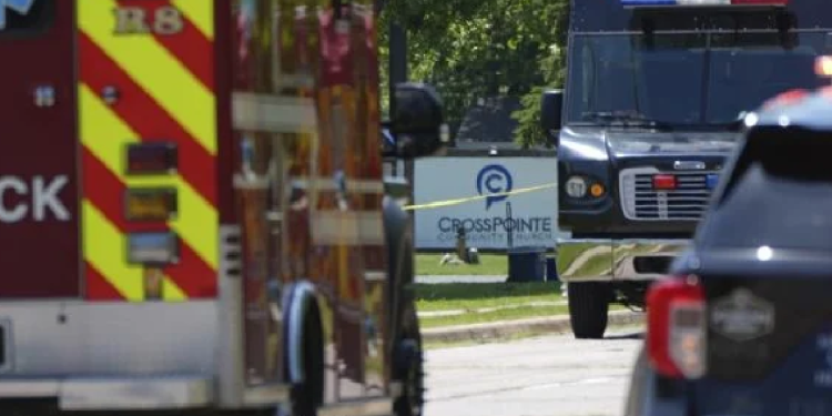 utos de autoridades afuera de iglesia tras balacera en Michigan