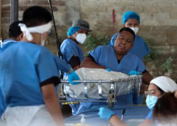 Peritos realizando exhumaciones en Jojutla